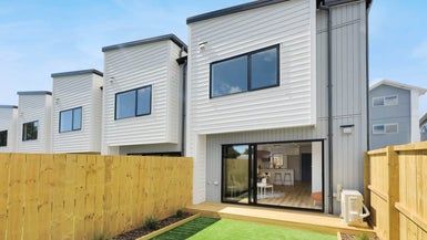  at 2/9 Flanshaw Road, Te Atatu South, Auckland