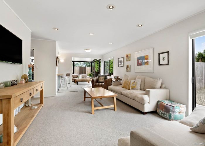  at 2/934 East Coast Road, Northcross, Auckland