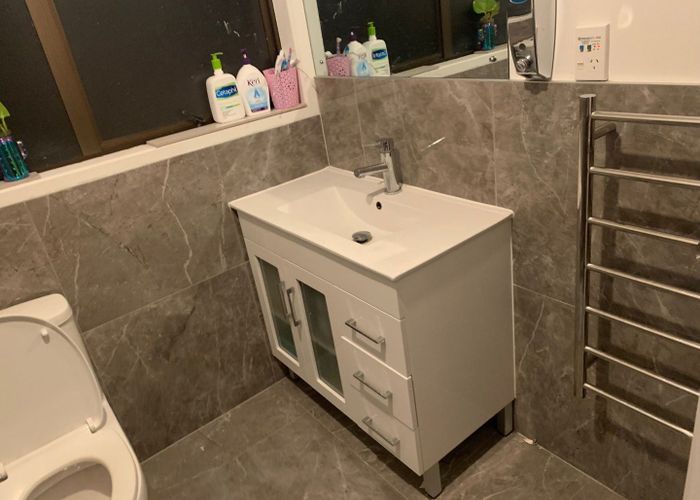  at 8 Garner Place, Glenfield, North Shore City, Auckland