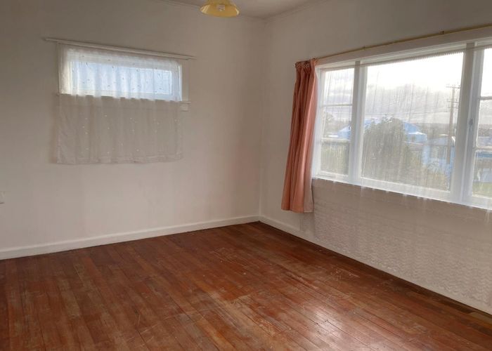  at 17 Lavelle Road, Henderson, Auckland