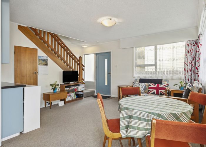  at 2/115 Queens Drive, Lyall Bay, Wellington
