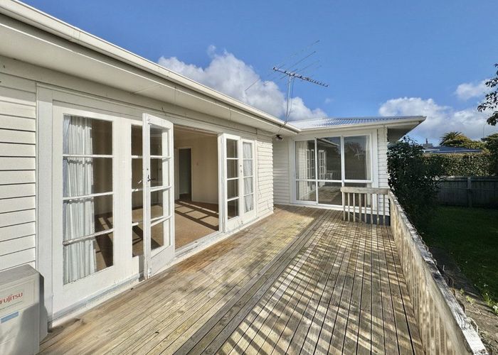  at 1 Woodford Ave, Henderson, Waitakere City, Auckland