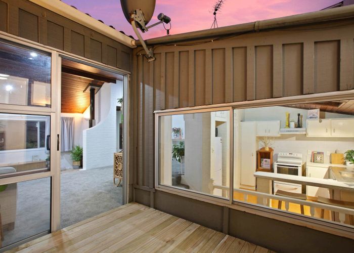  at 2/21 Howard Road, Northcote, North Shore City, Auckland