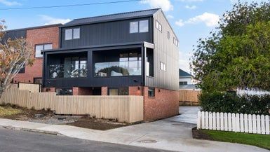  at 15 Cleve Road, Green Bay, Auckland