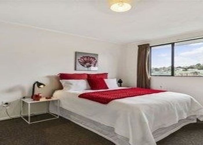  at 2/61 Redcrest Ave, Red Hill, Papakura, Auckland
