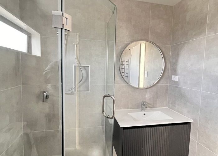  at 1/147 Weatherly Road, Torbay, North Shore City, Auckland