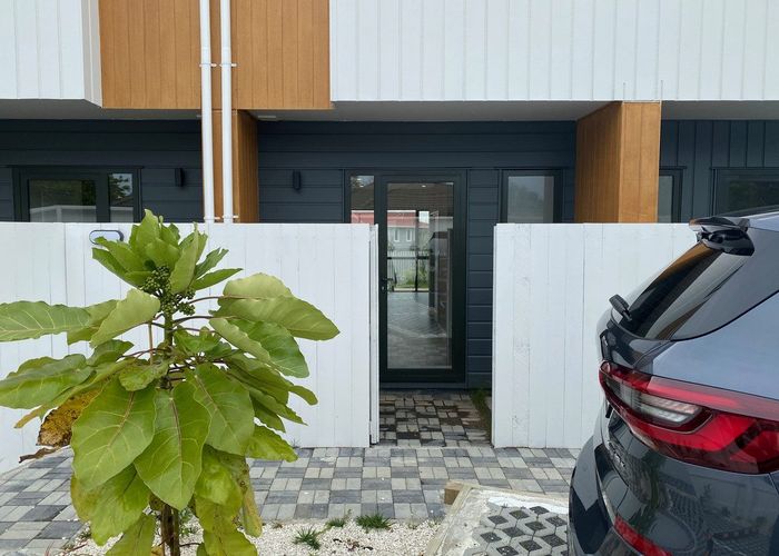  at 4/24 Tara Road, Henderson, Auckland