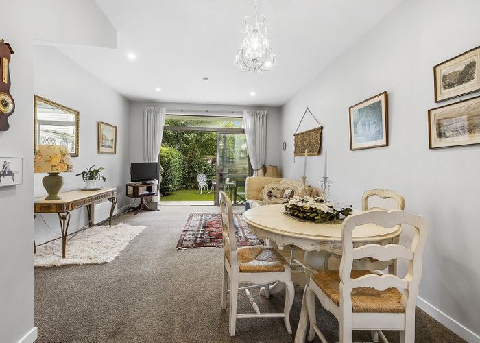  at 2/24 Tamar Street, Island Bay, Wellington
