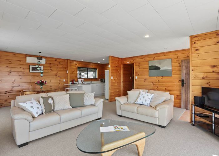  at 2/613A Glenfield Road, Tōtara Vale, Auckland