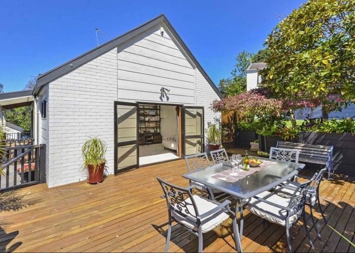  at 8 Elmira Place, Browns Bay, North Shore City, Auckland