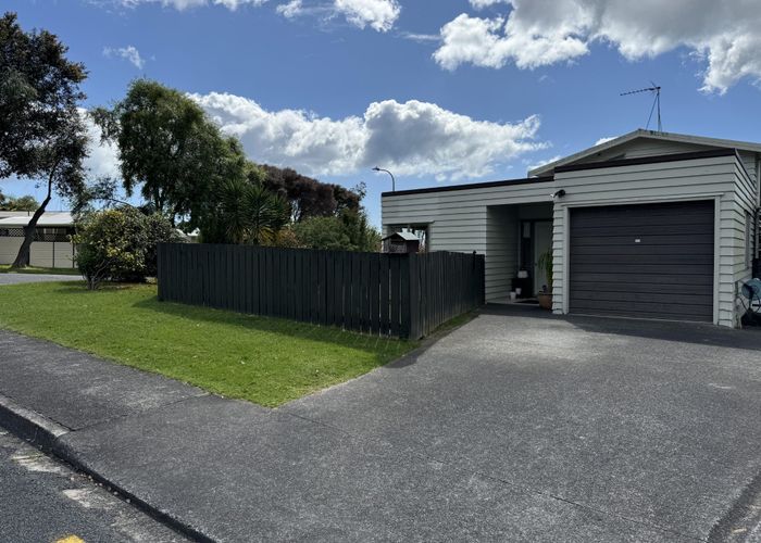  at 2/2 Hatherlow Street, Glenfield, Auckland