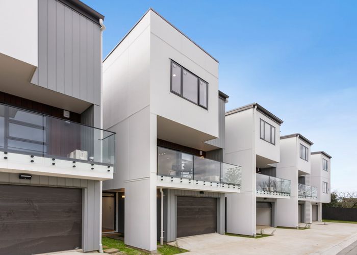  at 789D East Coast Road, Northcross, North Shore City, Auckland