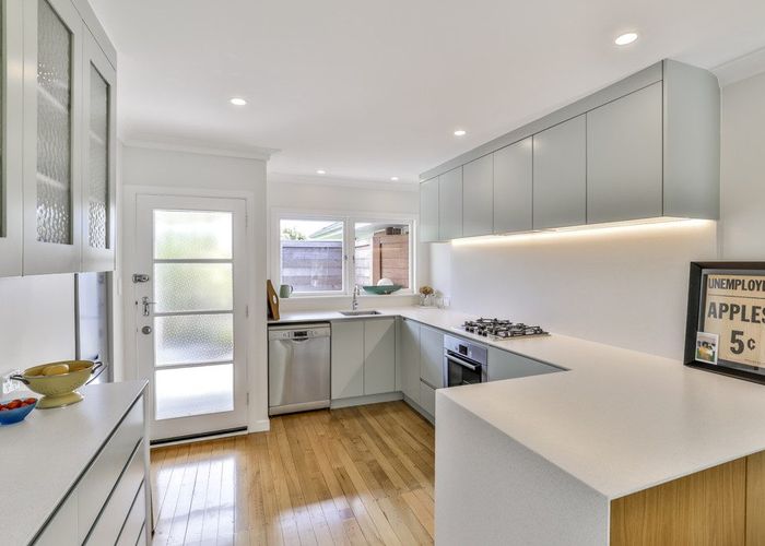  at 2/12 Bella Vista Road, Herne Bay, Auckland