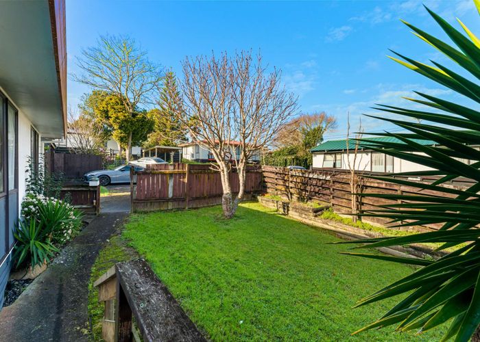  at 2/76 Parrs Cross Road, Henderson, Auckland