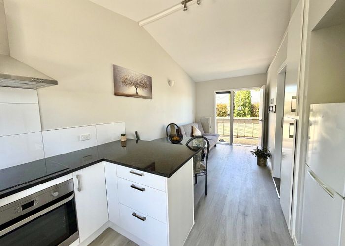  at 2/8 Heretaunga Avenue, Te Papapa, Auckland