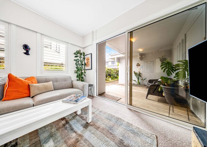  at 2/15 The Esplanade, Eastern Beach, Manukau City, Auckland