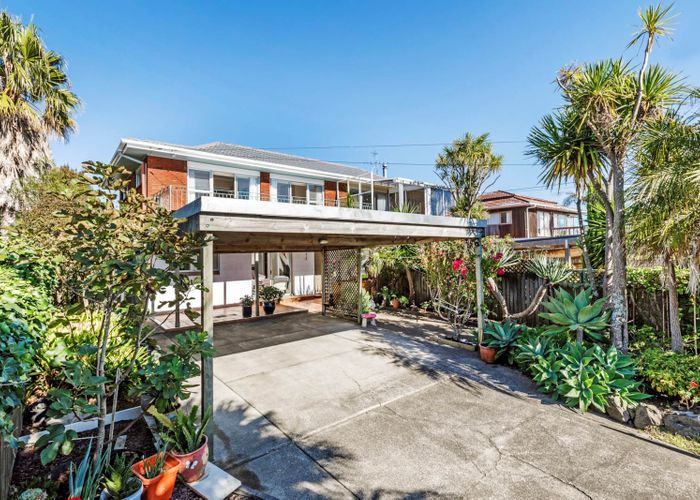  at 2/1062 Beach Road, Torbay, Auckland