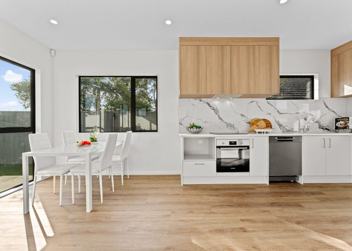  at 2/113 Flanshaw Road, Te Atatu South, Auckland