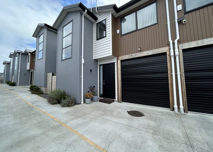  at 2-33 Colwill Road, Massey, Waitakere City, Auckland