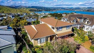  at 8 Tregony Place, Camborne, Porirua