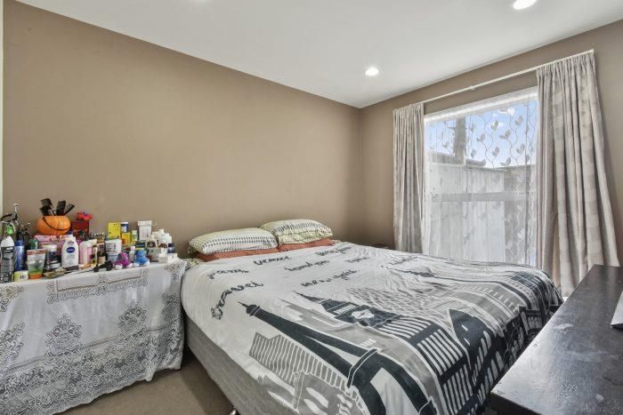  at 2/33 Kenderdine Road, Papatoetoe, Auckland