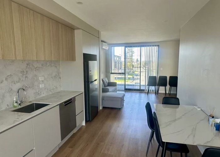  at 5/218 Lake Road, Northcote, North Shore City, Auckland