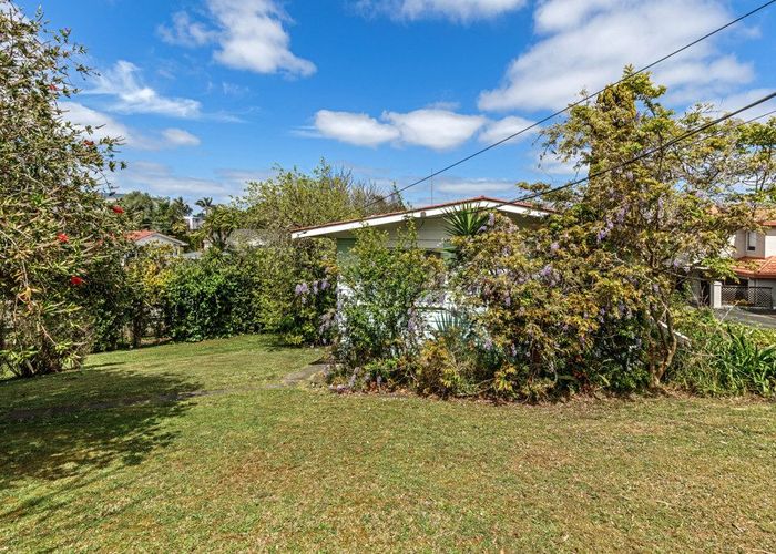  at 376 East Coast Road, Sunnynook, North Shore City, Auckland