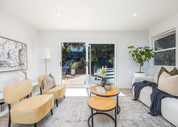  at 33 Compton Street, Hillcrest, Auckland