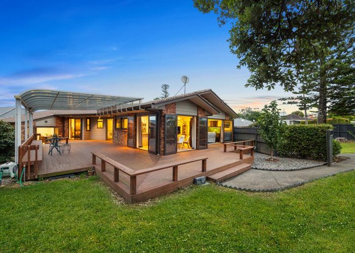 For sale 37 Parkhill Road, Mellons Bay, Manukau City, Auckland