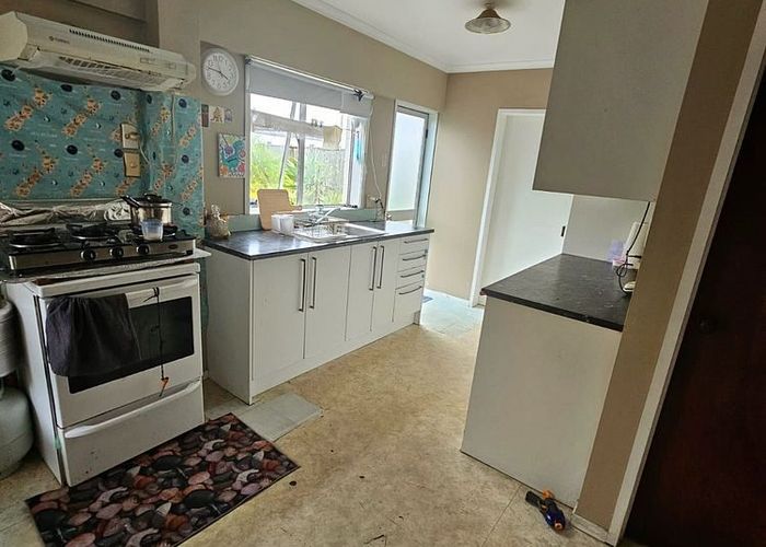  at 940B East Coast Road, Northcross, North Shore City, Auckland