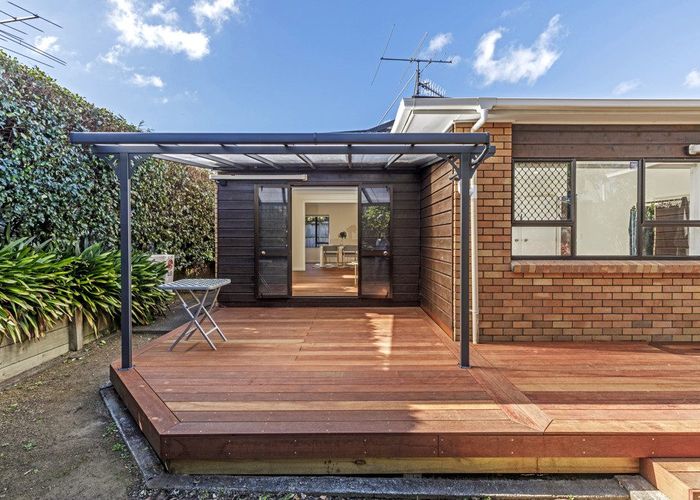  at 2/11 Gordon Avenue, Forrest Hill, Auckland