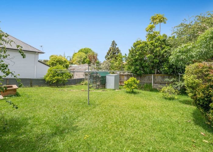  at 5 Normanton Street, Glenfield, Auckland