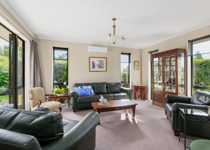  at 18 Azure Place, Huntington, Hamilton