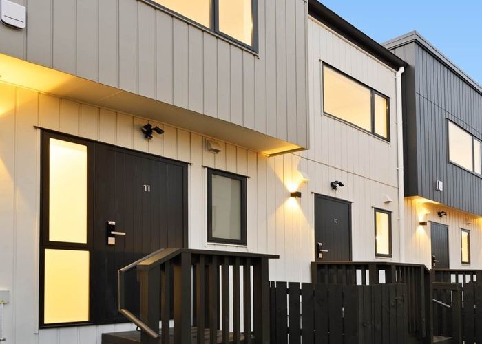  at 11/27 Britton Avenue, Mount Roskill, Auckland
