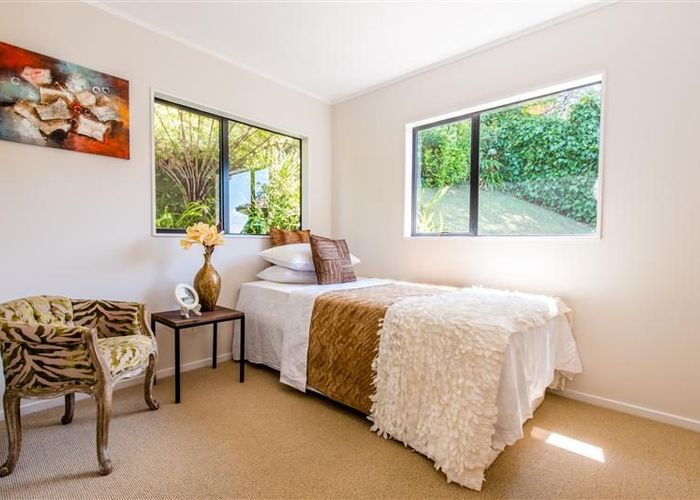  at 2/6 Honeysuckle Ln, Mairangi Bay, North Shore City, Auckland