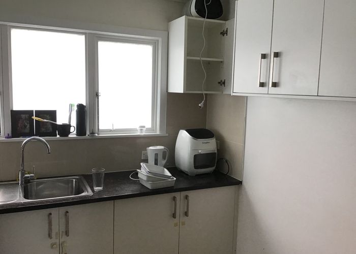  at 4 Vanguard Road, Kelston, Waitakere City, Auckland
