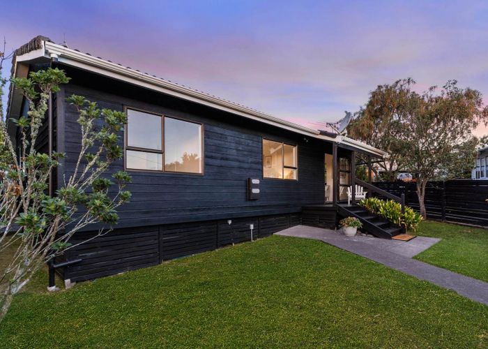  at 4/7 Vera Road, Te Atatu South, Waitakere City, Auckland