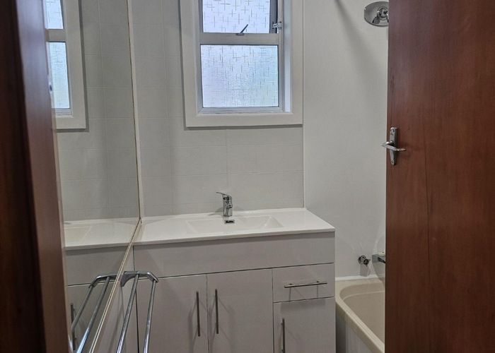  at 70 Carrington Avenue, Silverdale, Hamilton