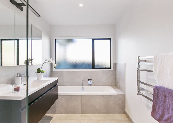  at 1 Paradise Place, Pakuranga Heights, Auckland