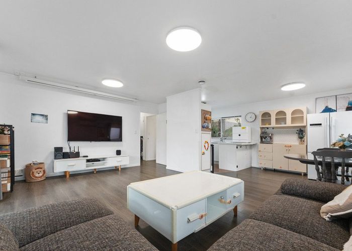  at 33A Lilburn Crescent, Massey West, Waitakere City, Auckland