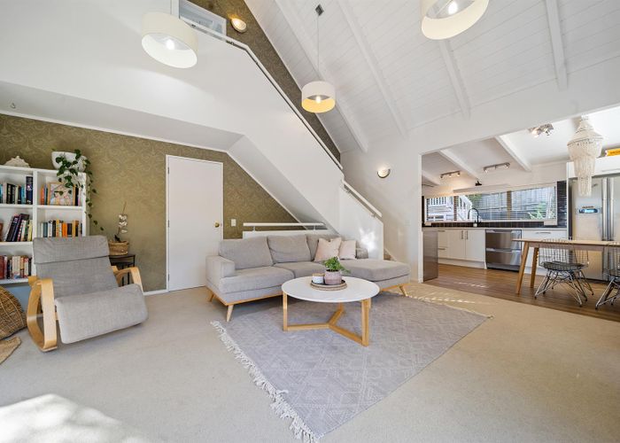  at 2/31 Kiteroa Terrace, Rothesay Bay, Auckland