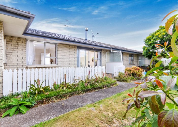  at 2/12 Stanhope Road, Mount Wellington, Auckland