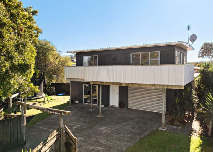  at 1/94 Chivalry Road, Glenfield, North Shore City, Auckland