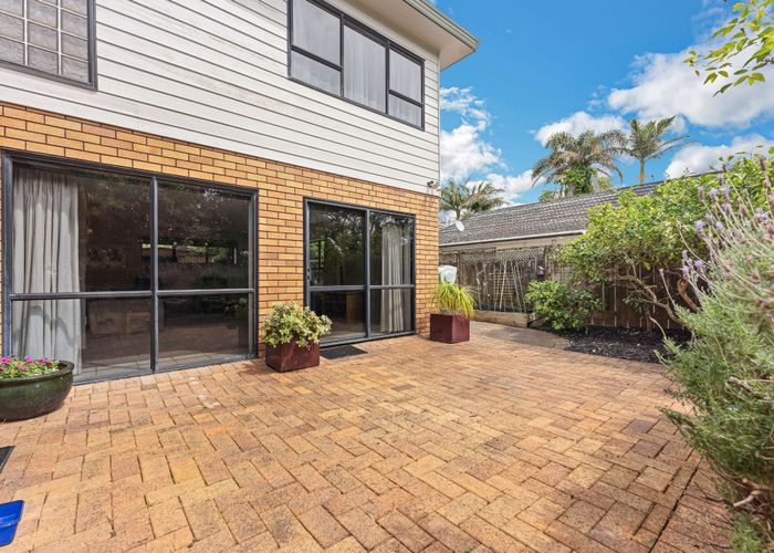  at 2/18 Eastern Beach Road, Eastern Beach, Auckland
