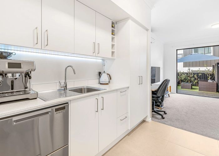  at 2 Hononga Lane, Northcote, Auckland