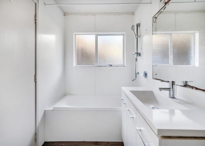  at 2/17 Emirau Place, Glenfield, North Shore City, Auckland