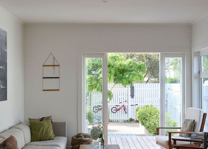  at 10 Boscawen Street, Point Chevalier, Auckland