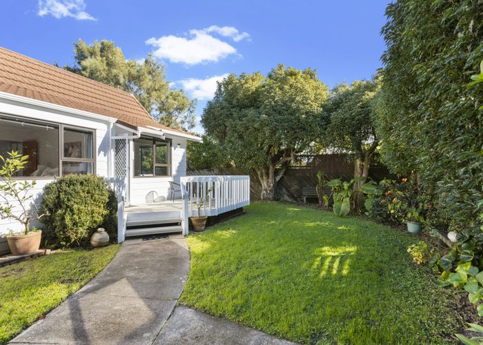  at 1/7 Vardon Road, Green Bay, Auckland