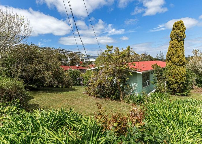  at 376 East Coast Road, Sunnynook, North Shore City, Auckland