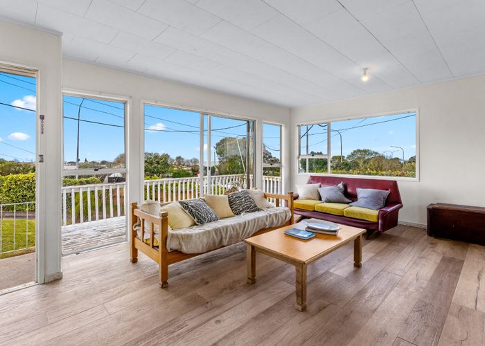  at 2/1 Windsor Place, Windsor Park, Auckland